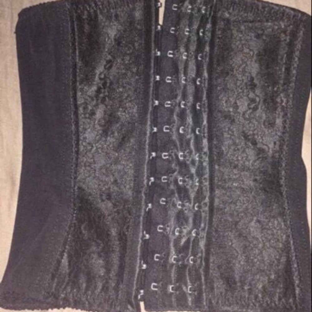 Black waist trainer 🏋🏻‍♀️